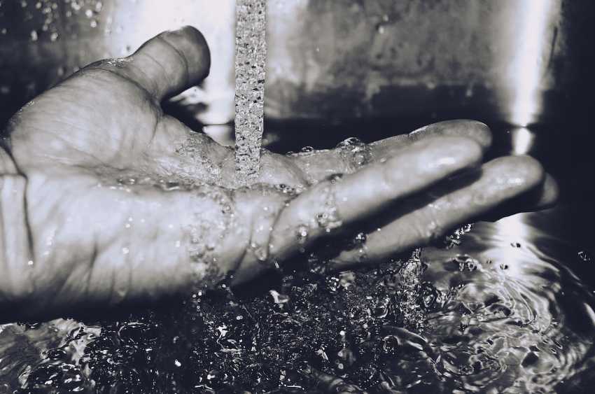 mano tocando agua